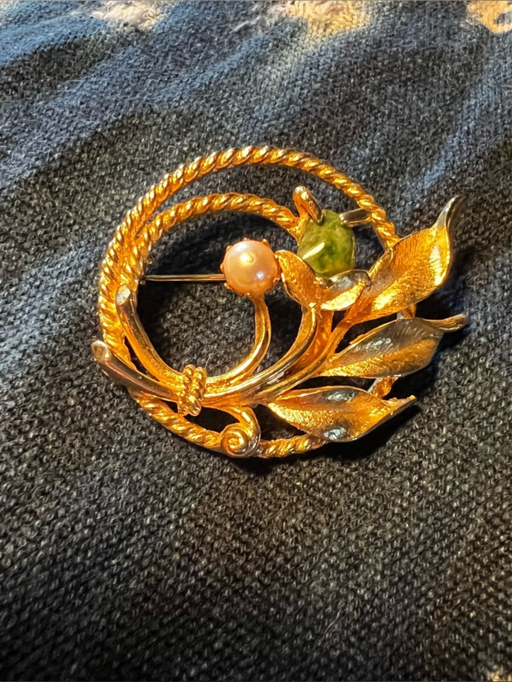 Vintage Sara Coventry Pearl Jade Gold Tone Brooch Pin - Picture 3 of 3